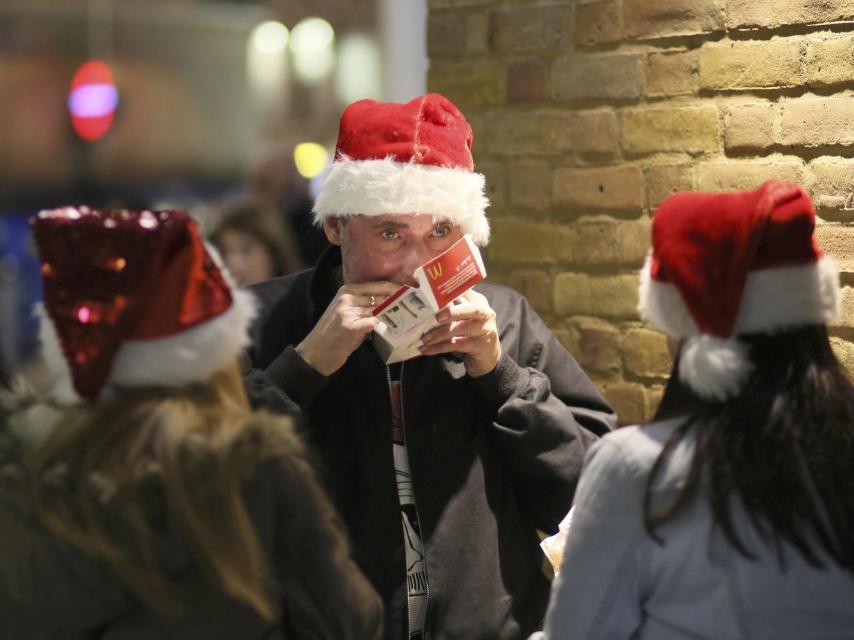 Un pasajero del metro de Londres, estas Navidades.
