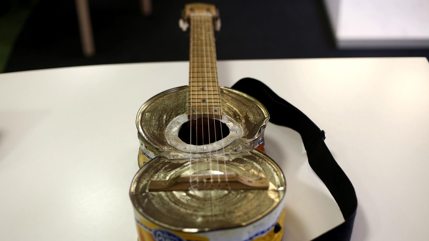 Guitarra elaborada con basura en Cateura, Paraguay.