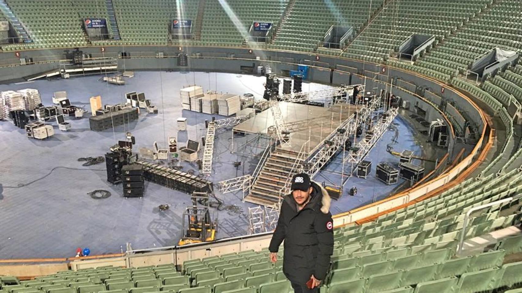 El promotor de la fiesta, Dj Nano, durante los preparativos de la fiesta. Facebook