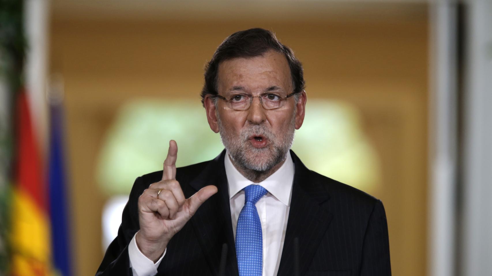 En esta comparecencia ante los medios también se le torció la corbata