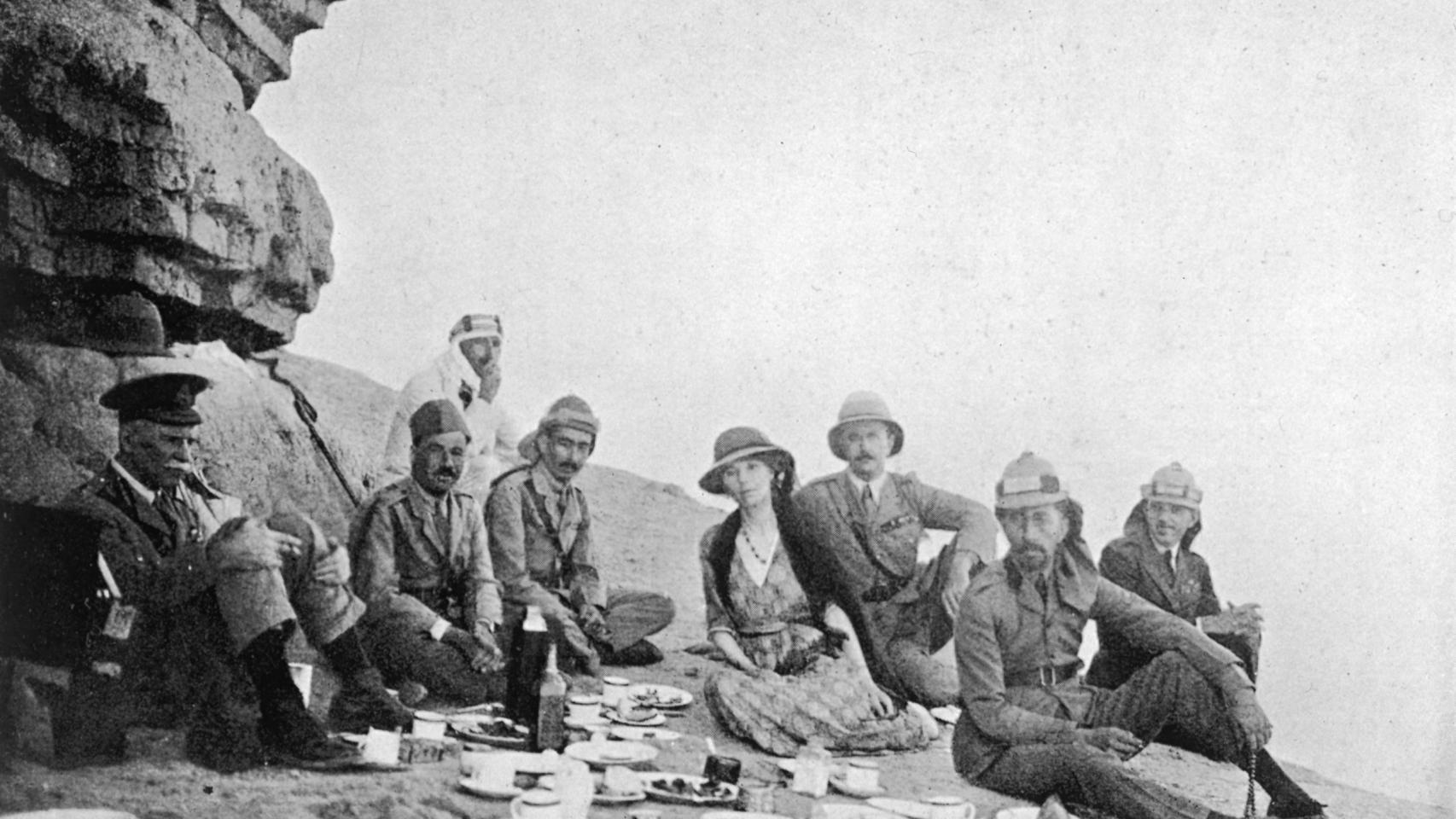 Bell fascinacinaba las tribus locales.