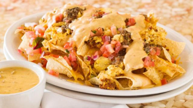 Coloca los nachos en una fuente y mételos en el congelador al menos una hora. Gtres