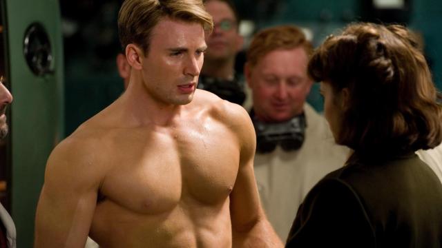 Se nota que Chris Evans, protagonista de El Capitán América, entrena duro