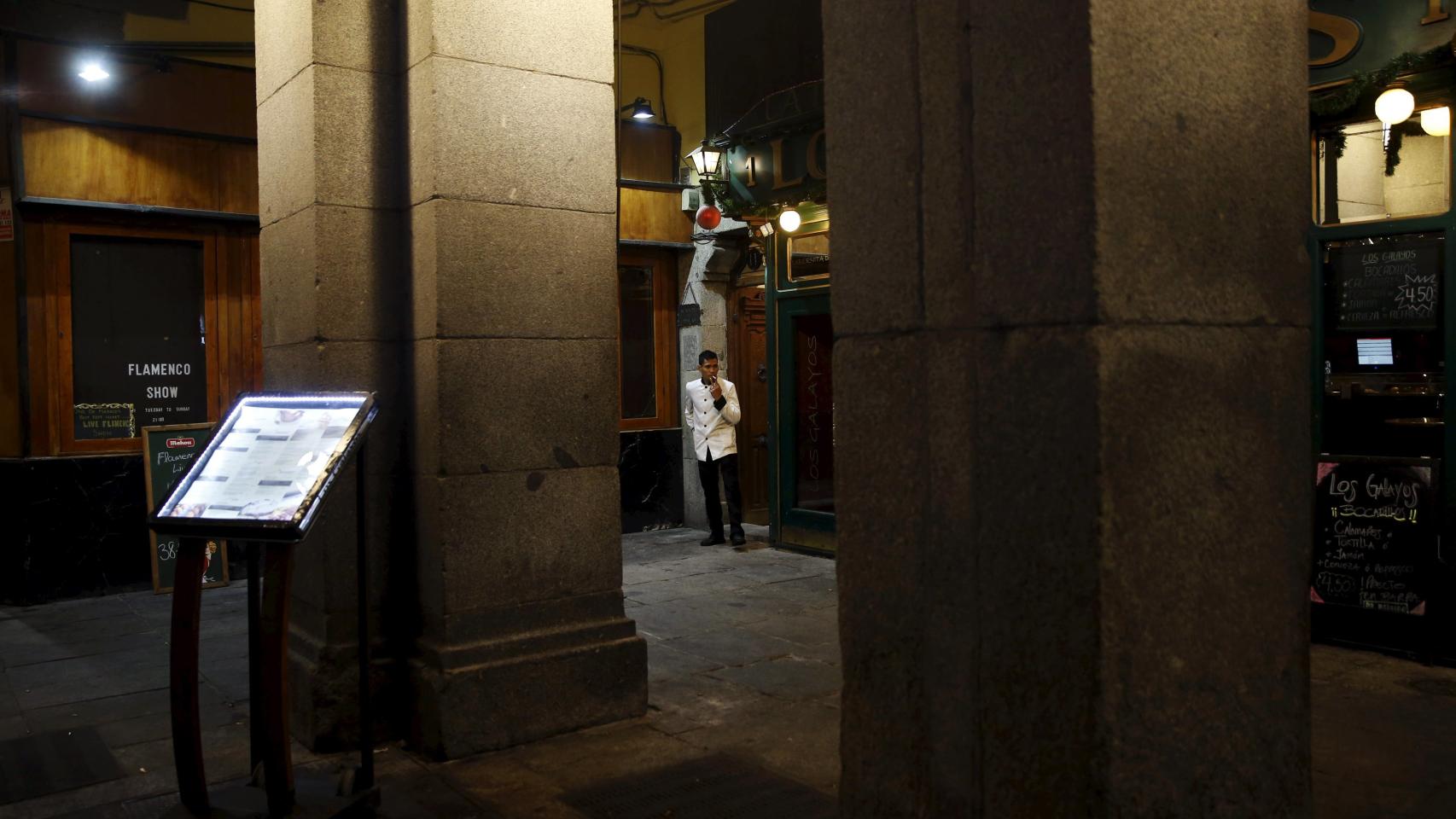 En España, está prohibido fumar en los restaurantes.