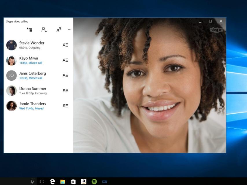 Imagen del escritorio de Windows 10 con una videollamada.