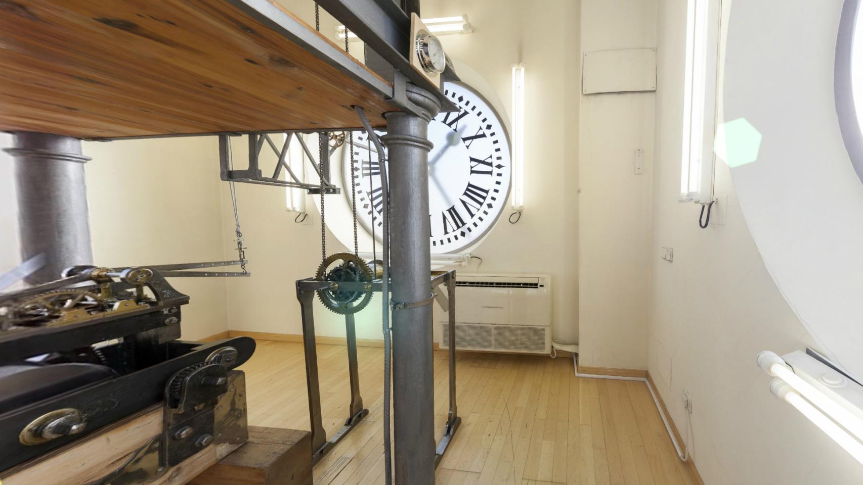 El interior del reloj de la Puerta del Sol.