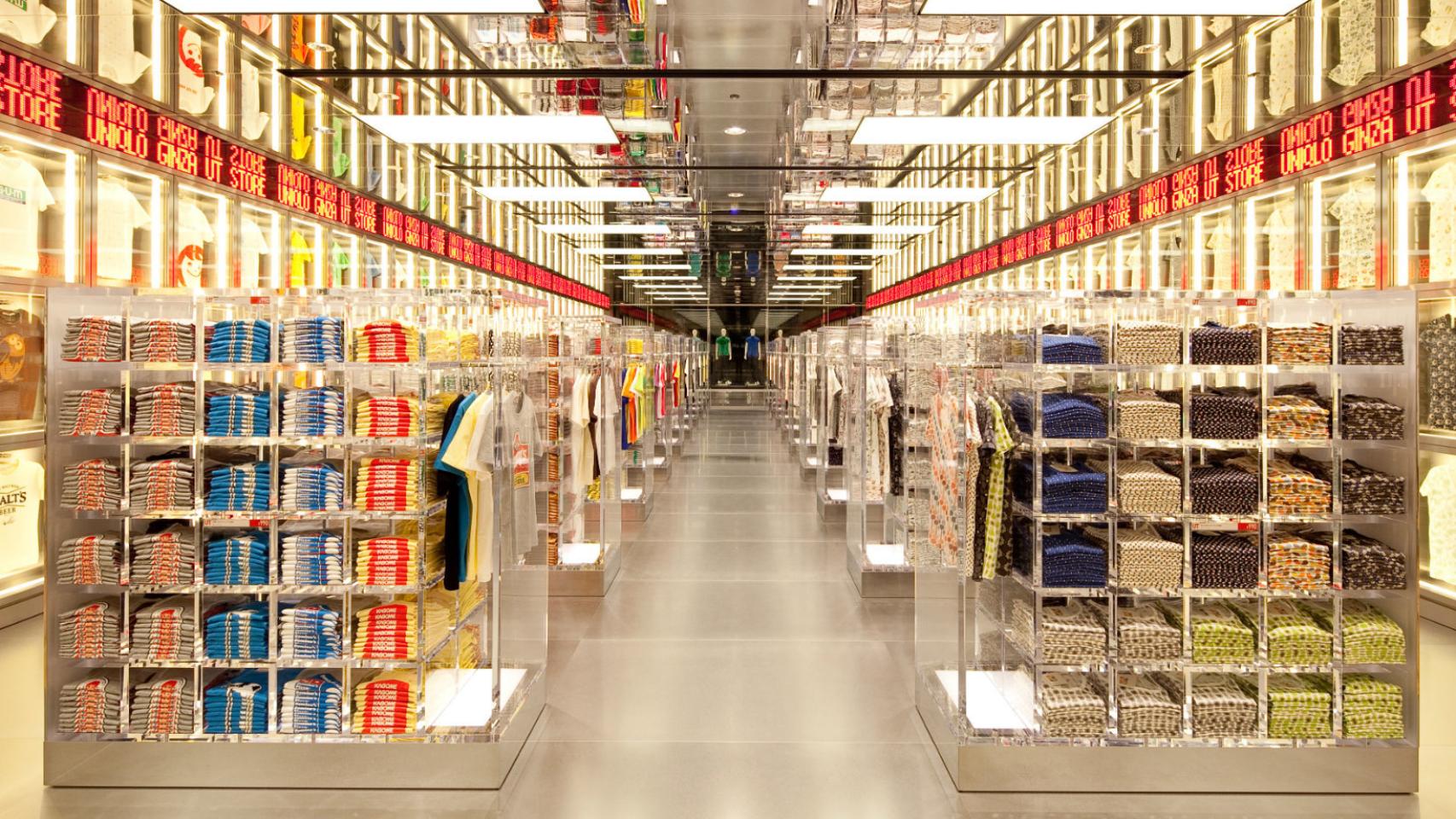 Interior de una tienda de Uniqlo en Ginza (Tokio)