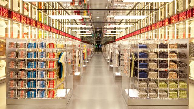 Interior de una tienda de Uniqlo en Ginza (Tokio)