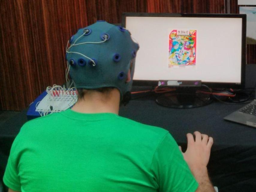 Un voluntario, monitorizado mientras ve un anuncio.