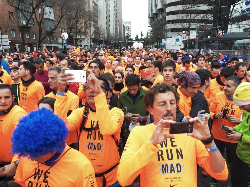 Los corredores, antes de tomar la salida en la carrera.