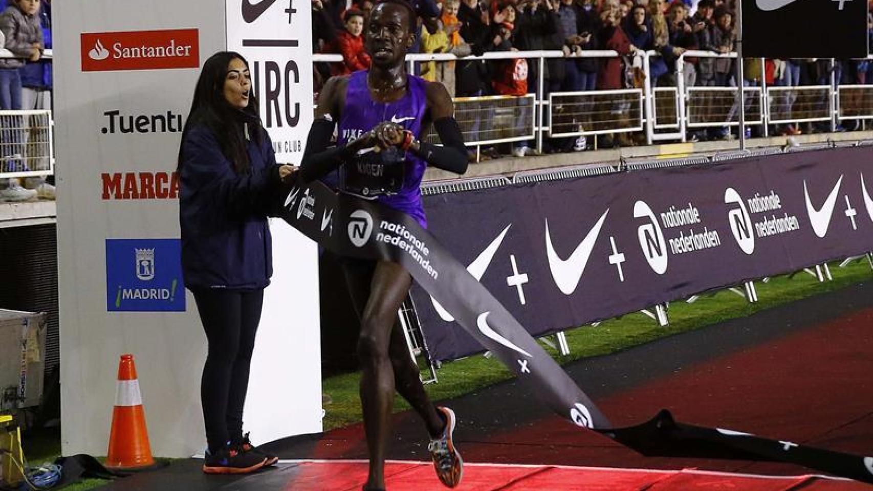 El atleta turco-keniata Mike Kigen a su llegada a la meta como vencedor de la tradicional San Silvestre Vallecana.