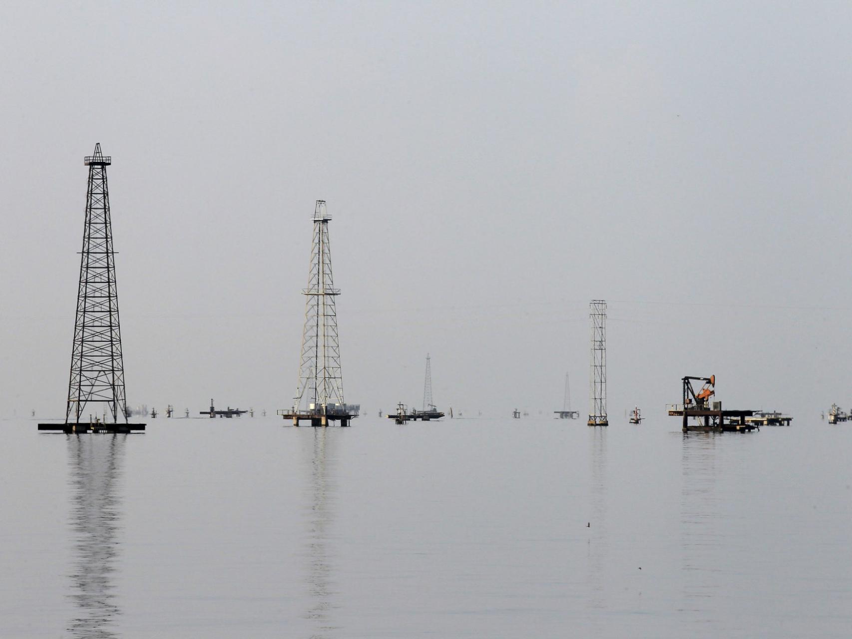 Torres de extracción en el Lago Maracaibo.