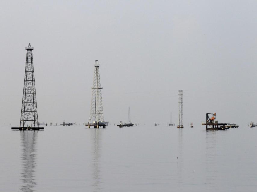 Torres de extracción en el Lago Maracaibo.