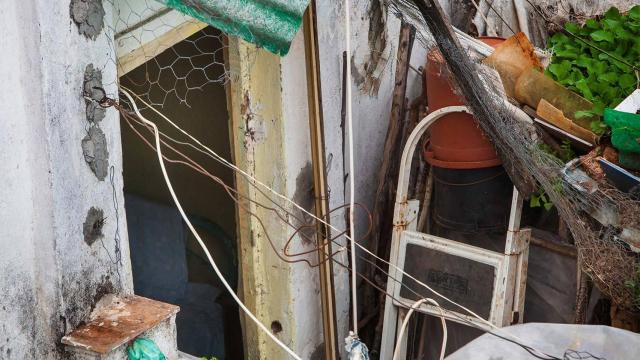 Zulo en el que permanecía aislado Carlitos.