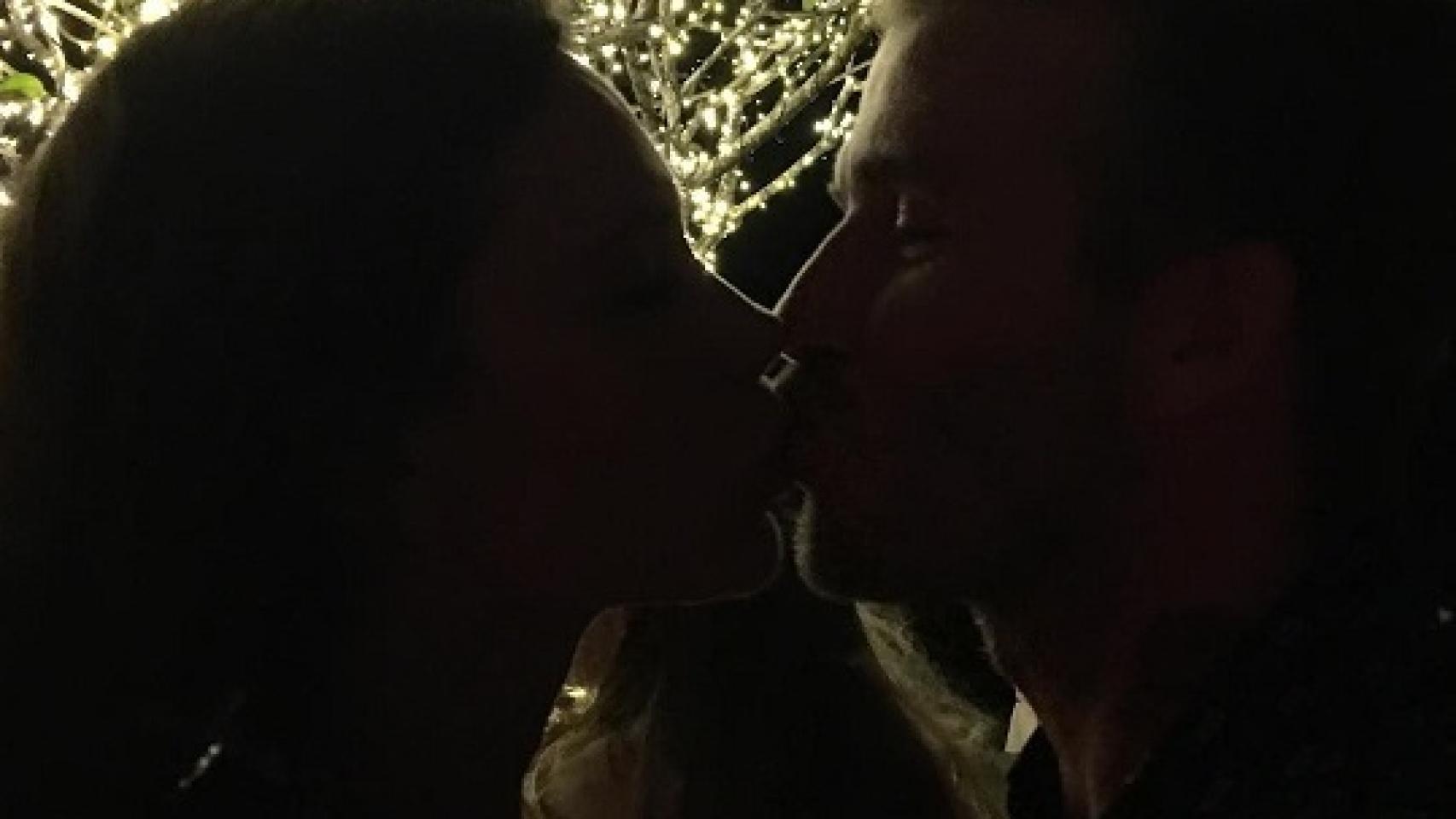 David y Victoria Beckham se besan para felicitarse el nuevo año