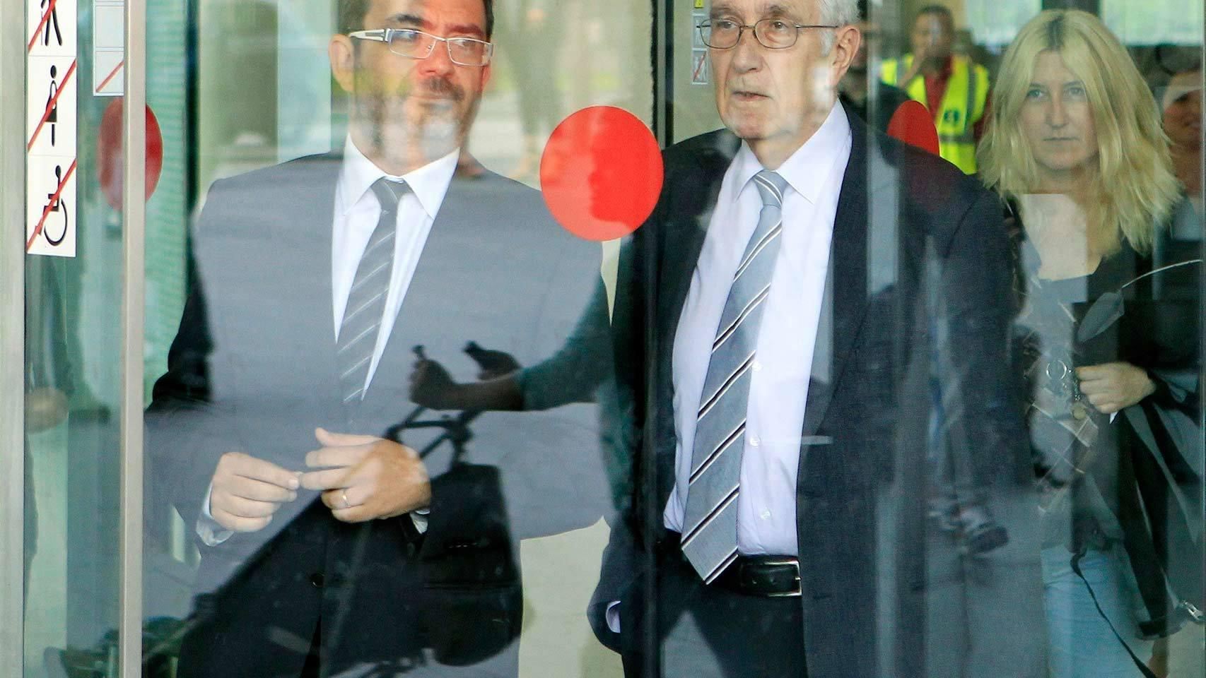 Daniel Osácar (d) a la salida de la Ciudad de la Justicia de Barcelona