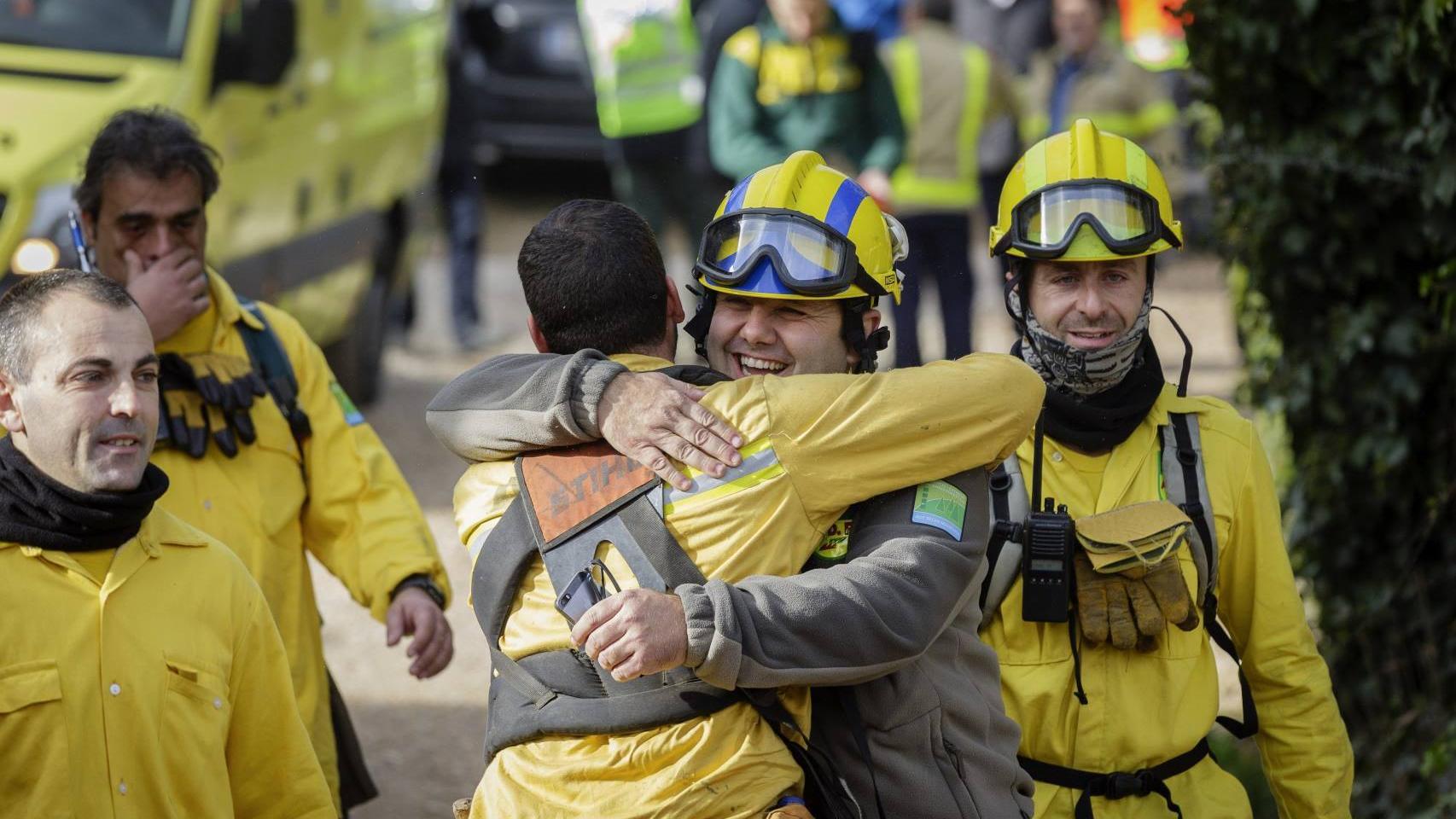Bomberos de la Generalitat celebran la aparición del niño de tres años que pasó 20 horas perdidas en Girona.