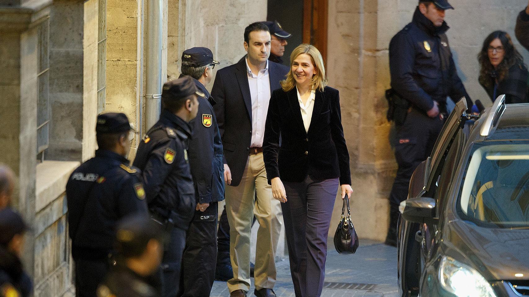 La infanta Cristina sale de la Audiencia de Palma en febrero de 2014