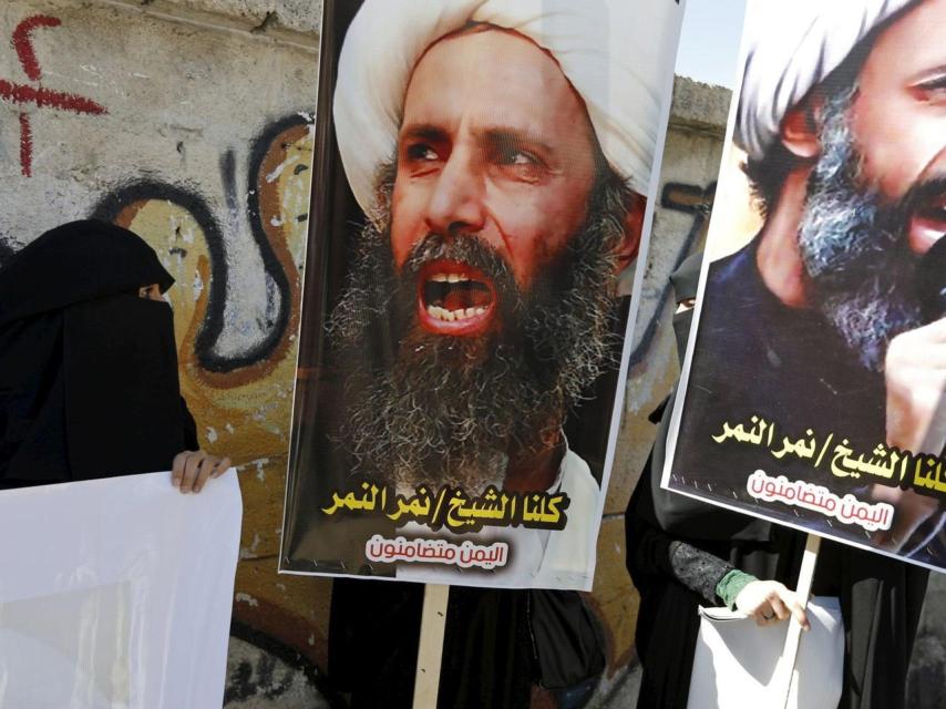 Seguidores del clérigo ejecutado portan pancartas con su imagen.