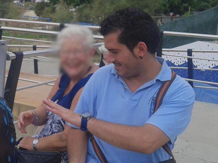 El presunto violador en una foto publicada en el Facebook de la residencia