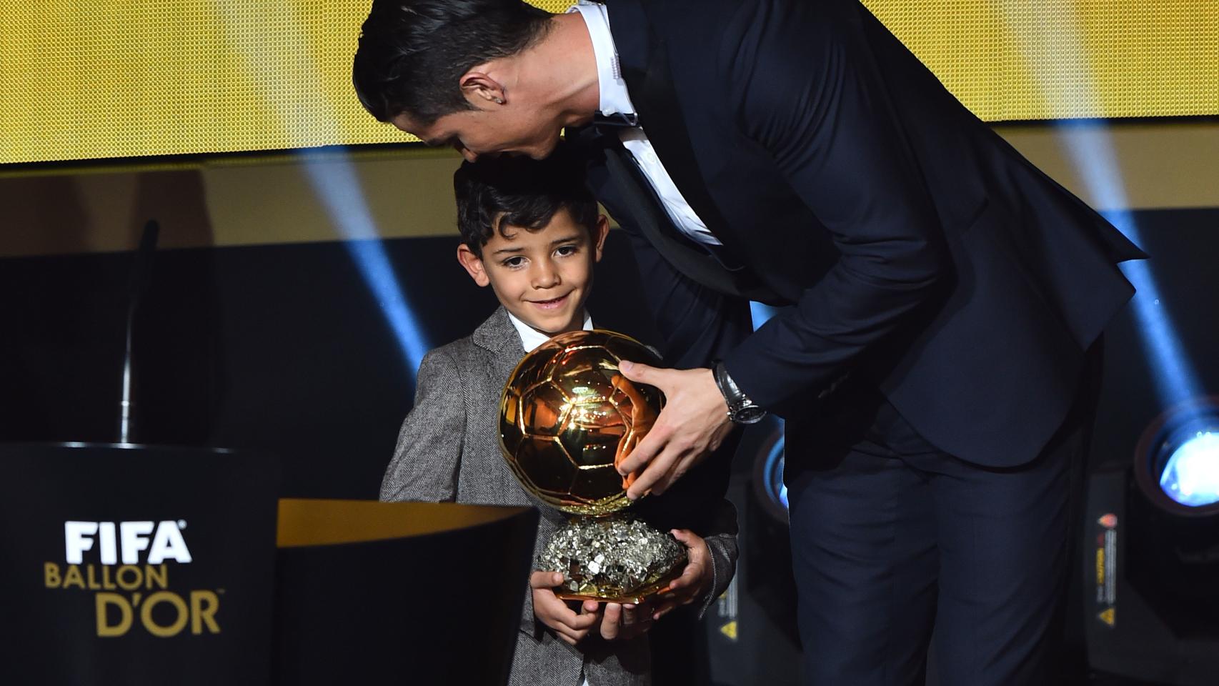 Cristiano y Cristiano Jr emocionados recogiendo el Balón de Oro el pasado mes de enero en Zurich