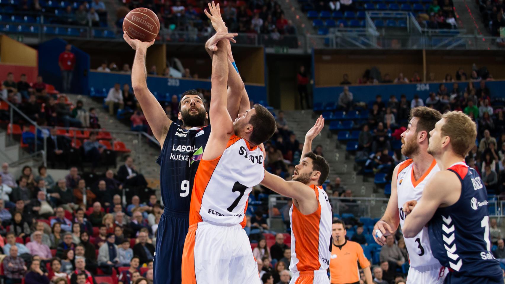 Ioannis Bourousis lanza a canasta con la oposición de Stevic ante el Fuenlabrada.