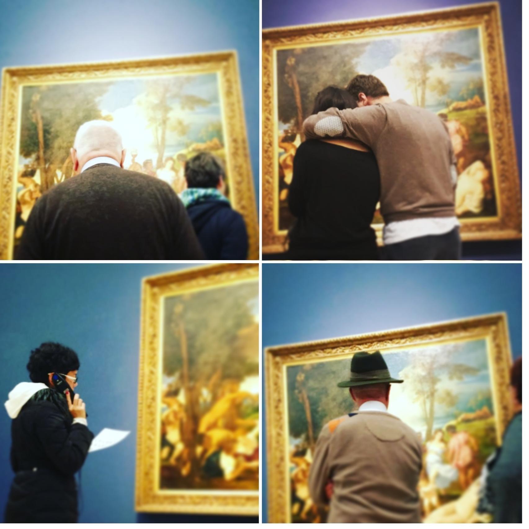 Visitantes vistos desde el banco y ante La bacanal de Tiziano.