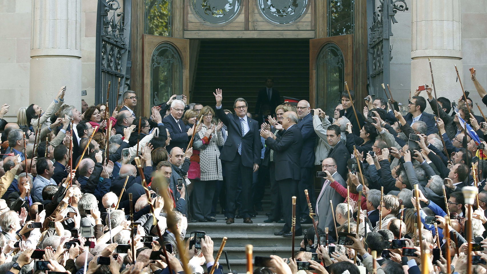 Mas saluda al salir del Palacio de Justicia tras declarar como imputado