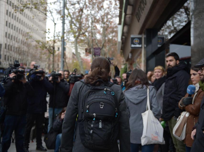 Pablo Iglesias se retira tras atender a los medios.