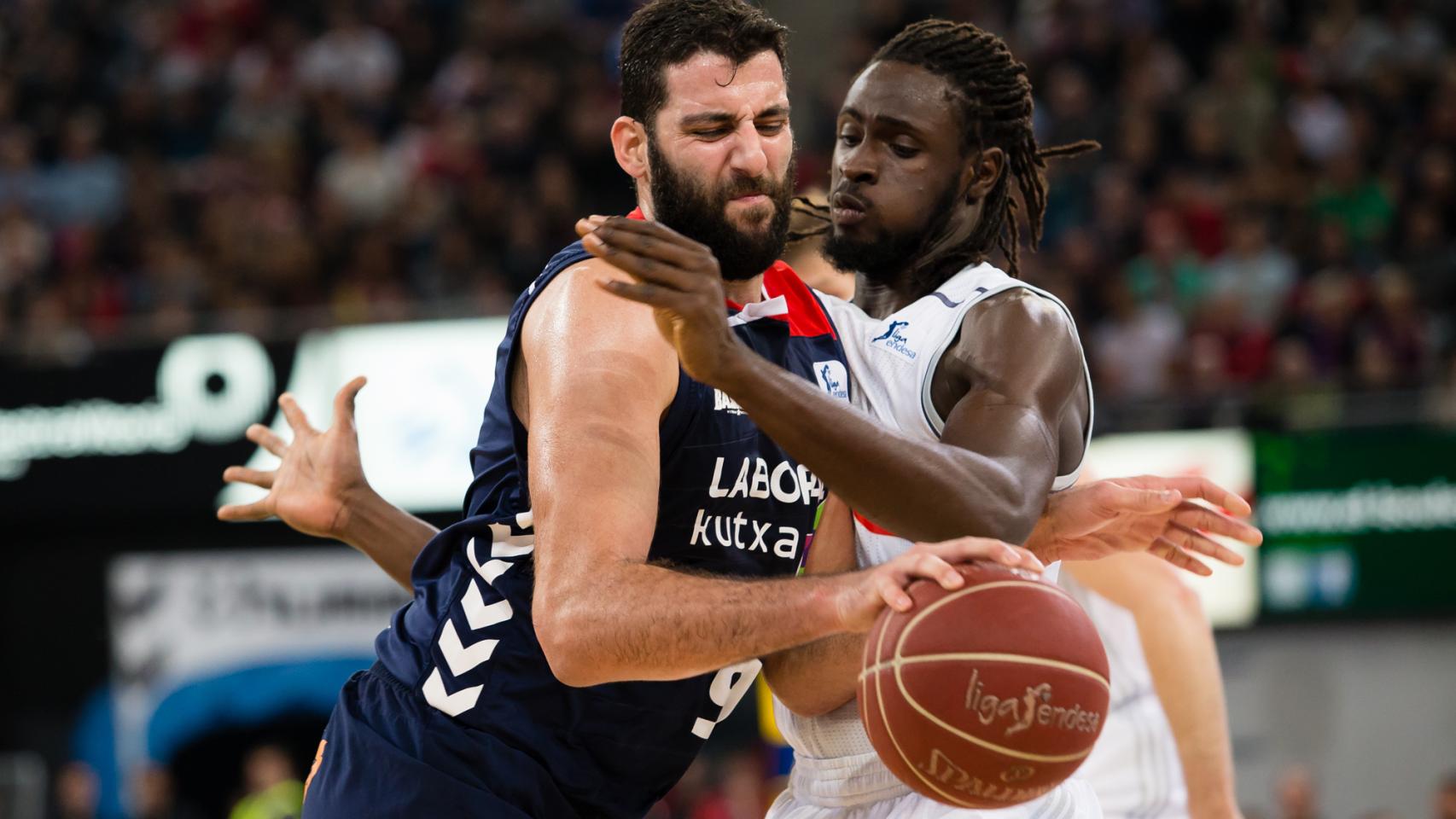 Bourousis y Ndour pelean en la zona durante el Baskonia-Real Madrid.