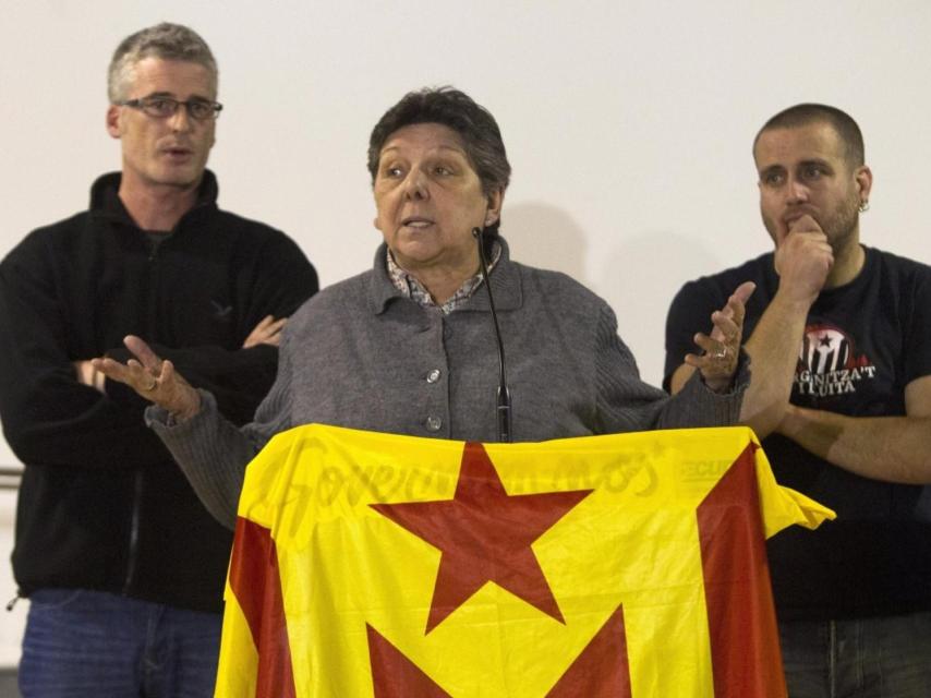 Los diputados de la CUP Gabriela Serra (c), Sergi Saladié (i) y Xevi Generó.