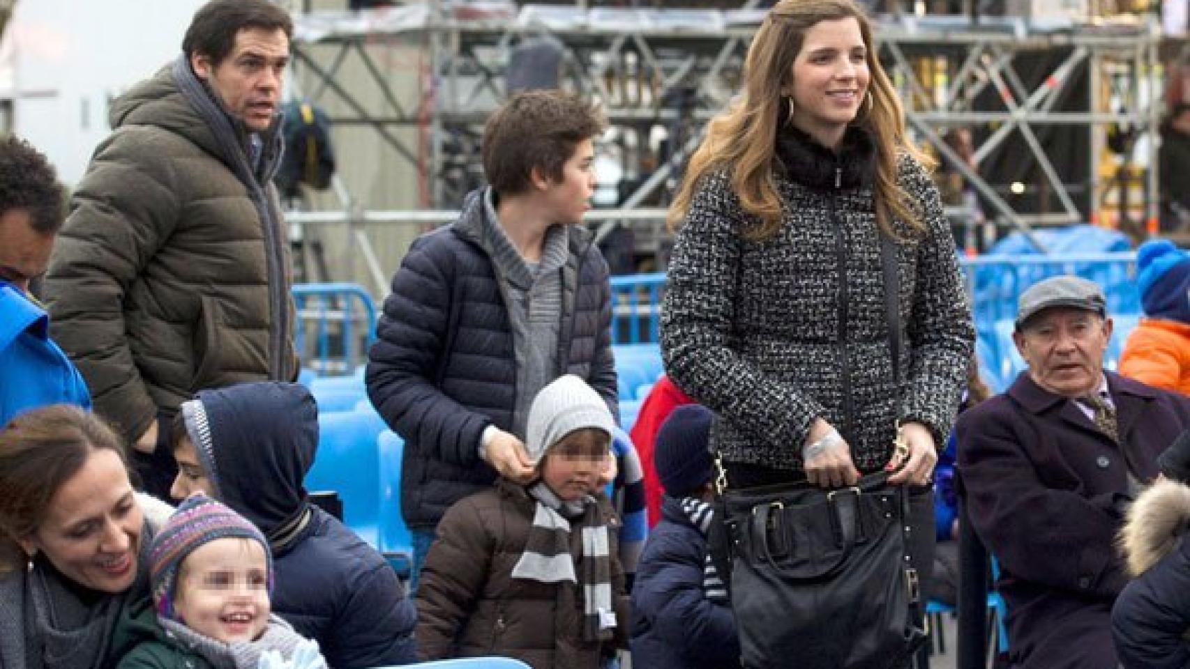 Margarita Vargas y Luis Alfonso de Borbón a su llegada a la zona reservada para la cabalgata