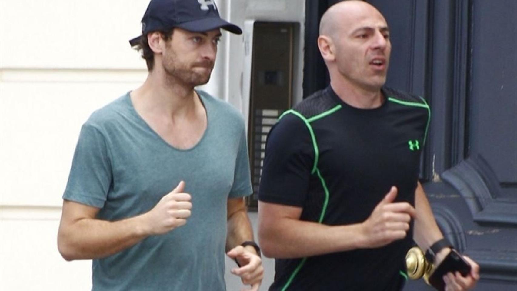 Peter Vives haciendo running con gorra de Armour