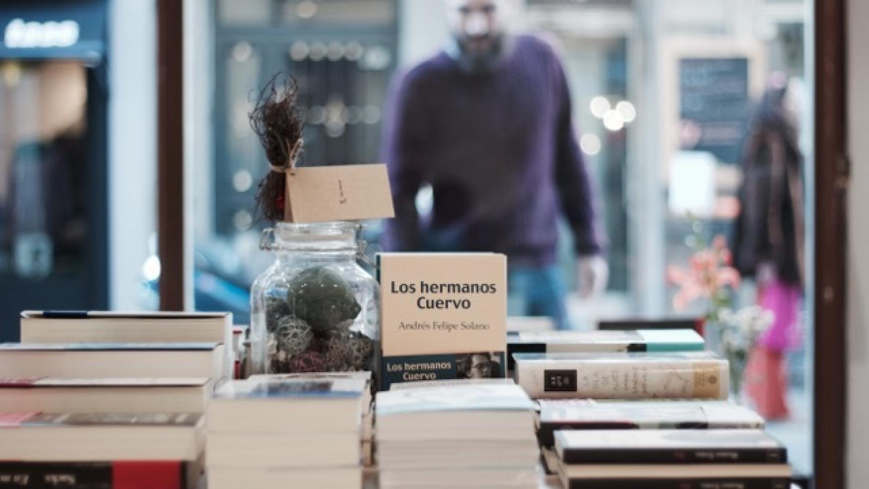 Un cliente mirando el escaparate de Nakama.