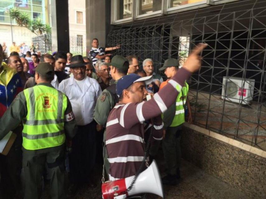 En la entrada de la Asamblea, varios chavistas le gritan a Henry Ramos