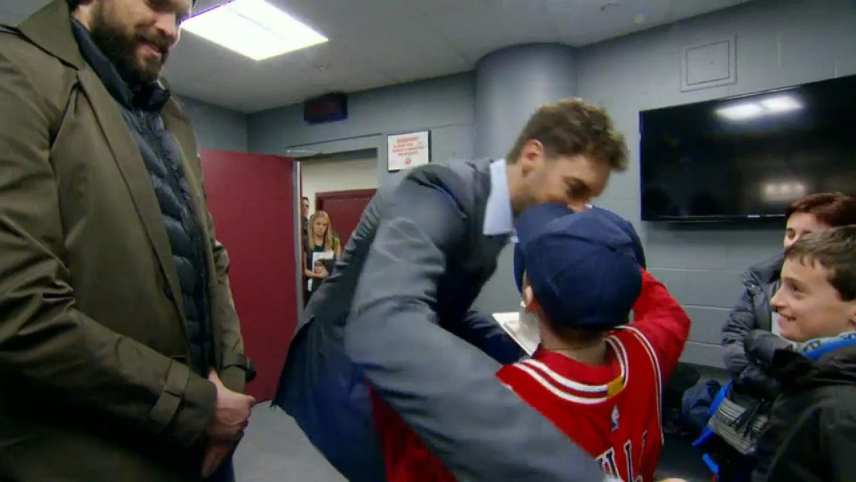 Marc y Pau Gasol, junto a Diego Ruiz, tras el Bulls-Grizzlies.