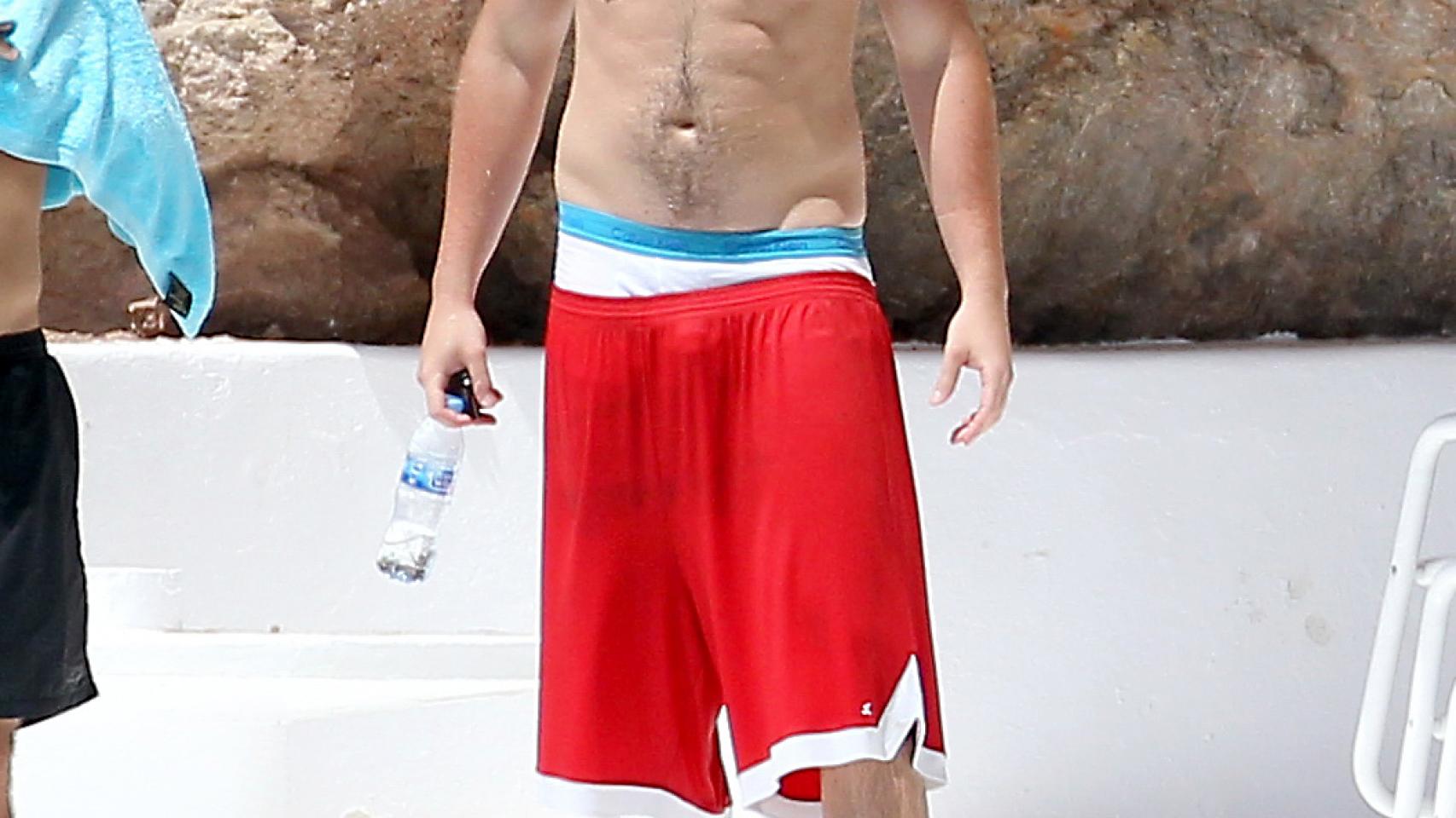 El hijo de Ana Obregón luciendo cuerpo de gimnasio en las playas mallorquinas