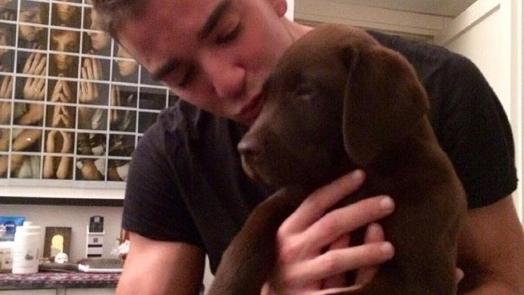 Clemente Lequio con su perro Apollo, un labrador color chocolate