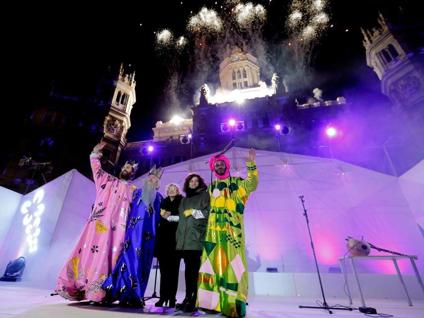 La alcaldesa Carmena, junto a los Reyes Magos.
