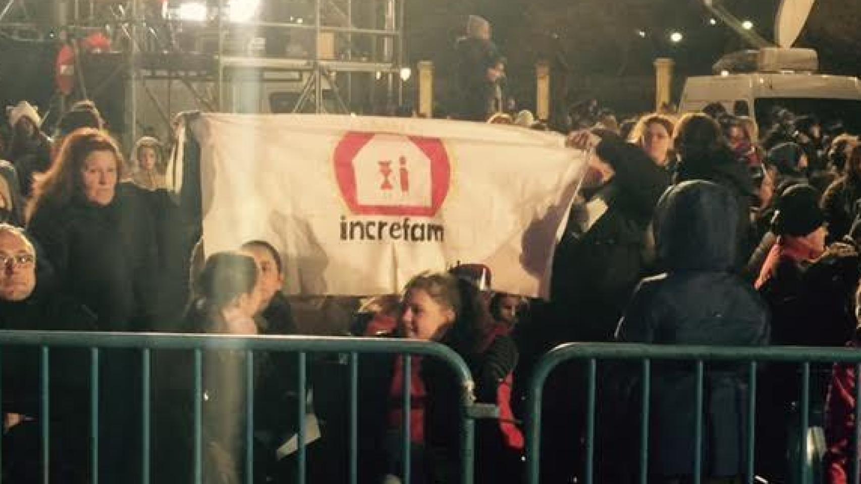 Miembros de Increfam con la pancarta de la asociación