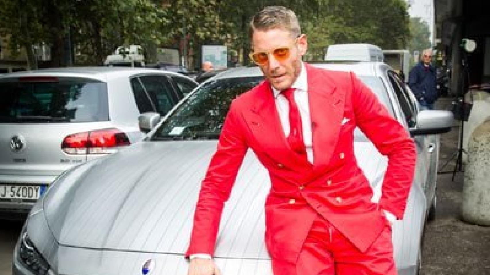 Lapo Elkann  posa con el Maserati serigrafiado por su taller