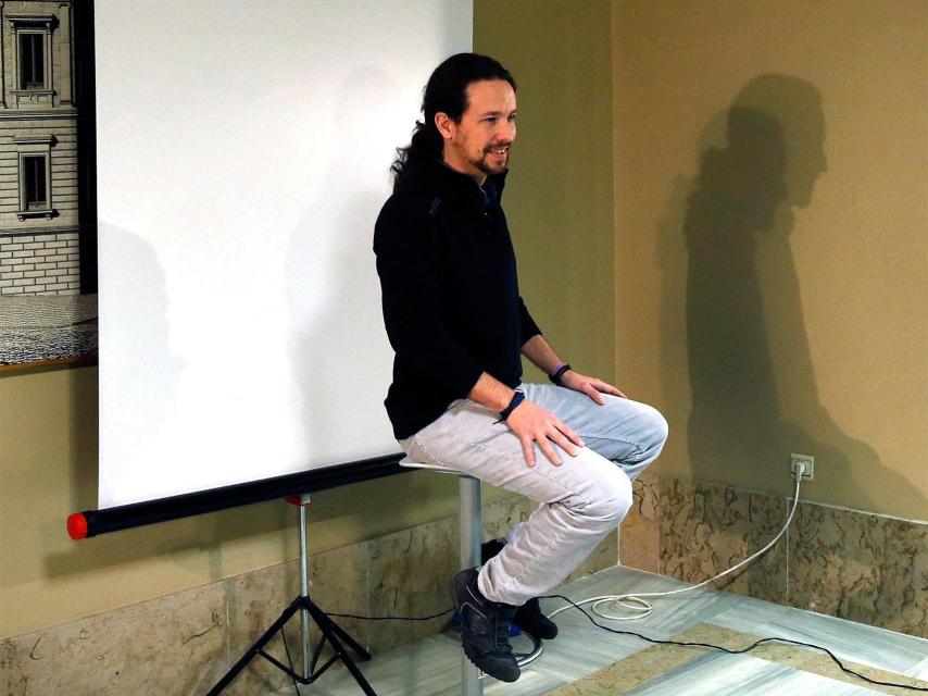 Pablo Iglesias se hace el retrato para su ficha de diputado en el Congreso.