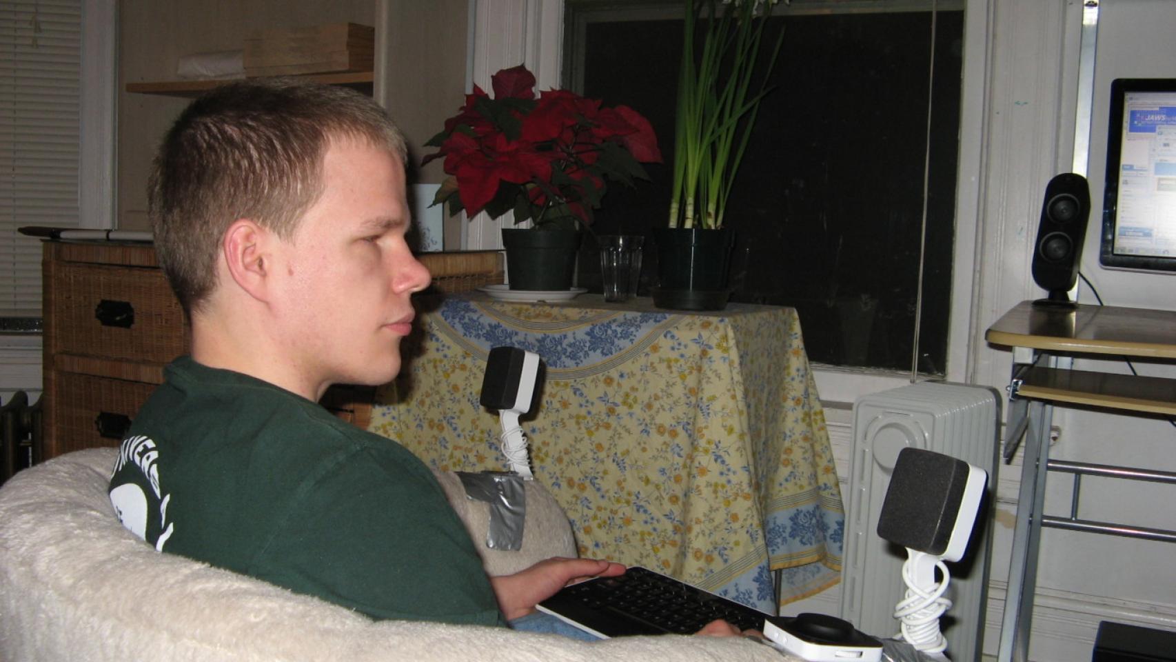 Terry Garrett juega utilizando dos altavoces enfrente suyo.