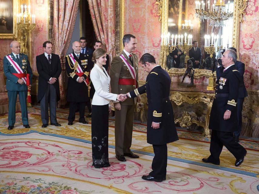 Los reyes reciben a la cúpula militar en el Palacio Real.