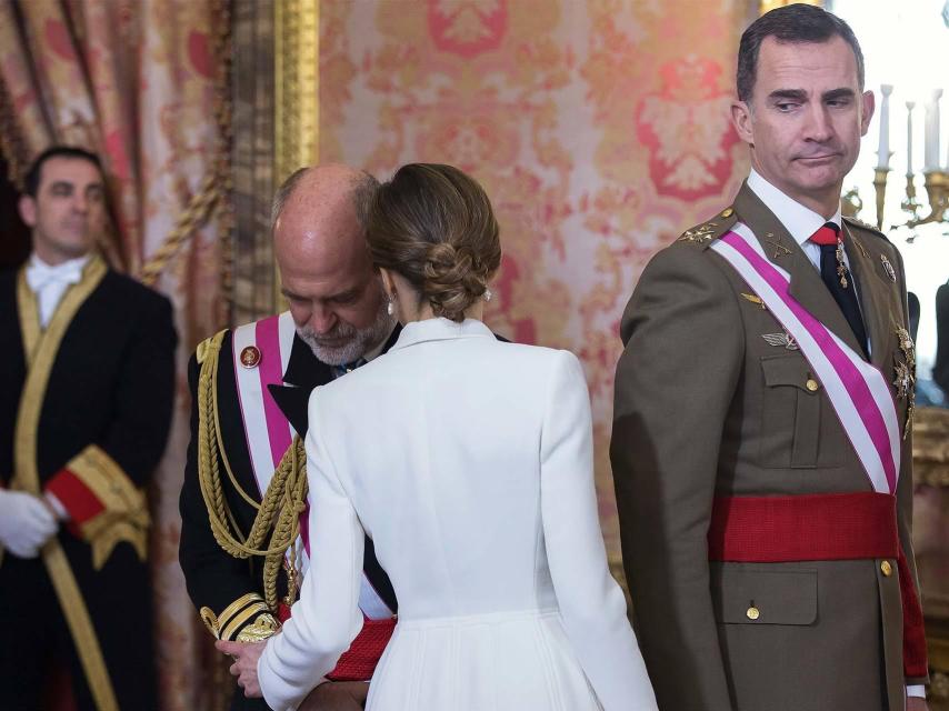 Los reyes reciben a la cúpula militar en el Palacio Real.