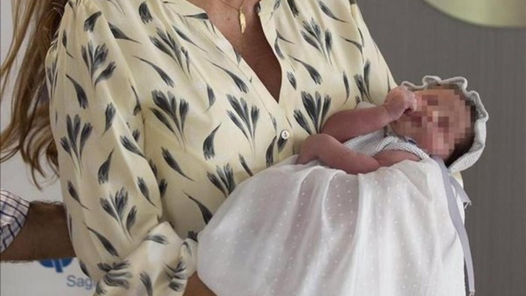 Lourdes Montes con su hija Carmen en brazos