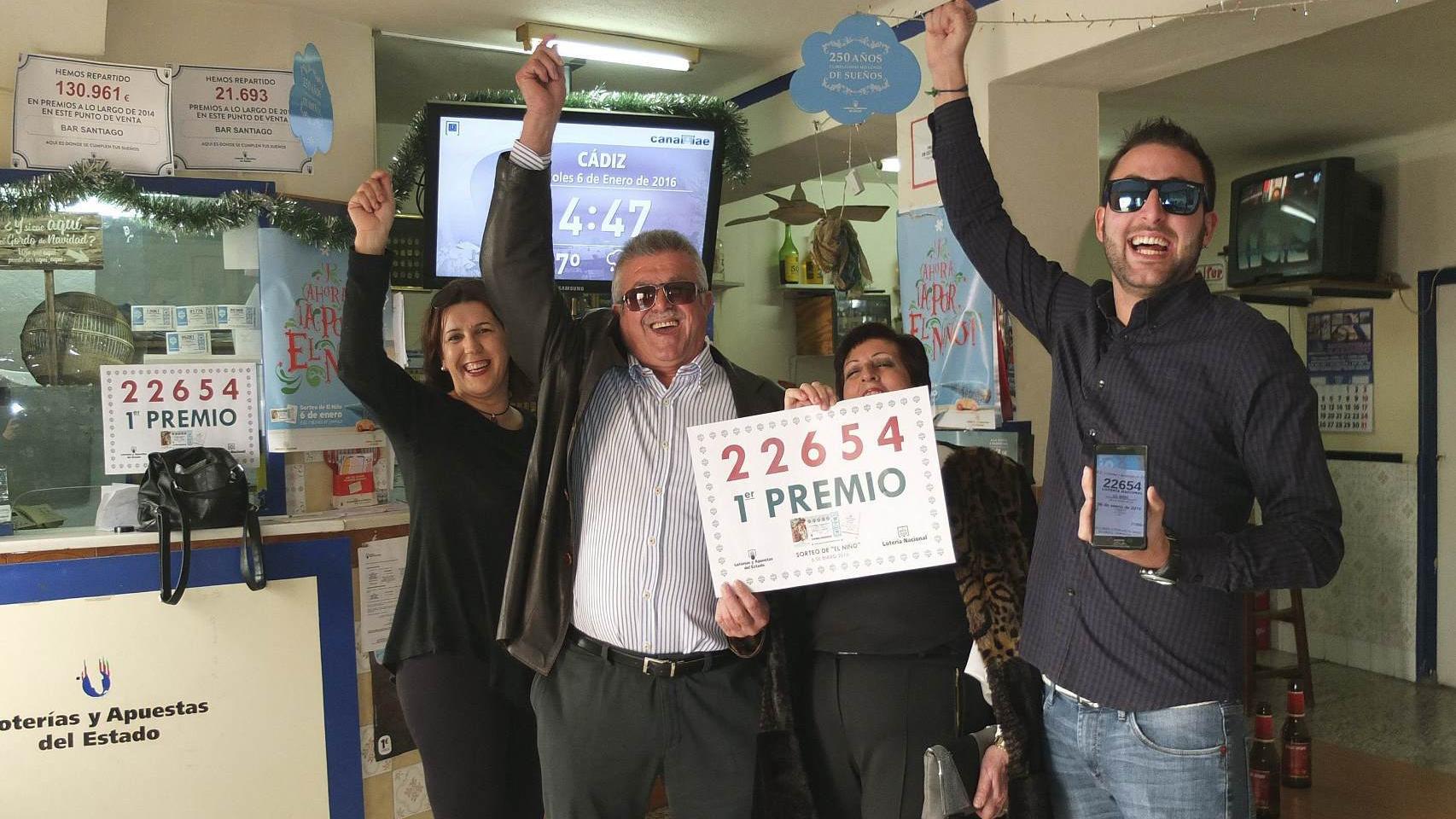Juan Sánchez Ariza posa junto a su familia en la administración del Bar Santiago.