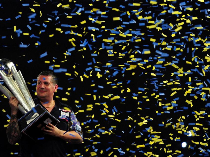 Gary Anderson, con la copa de campeón del mundo.