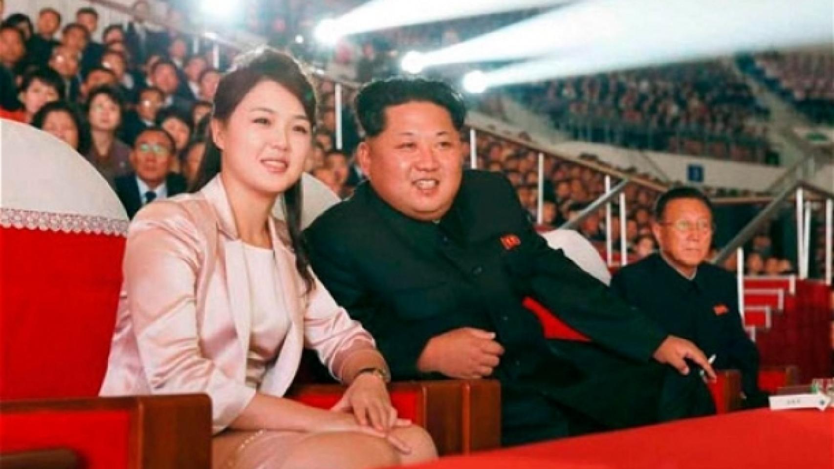 Kim y su esposa en una imagen distribuida por el régimen