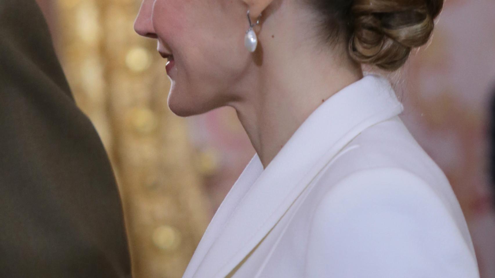 Letizia Ortiz con moño liso bajo en la Pascua Militar